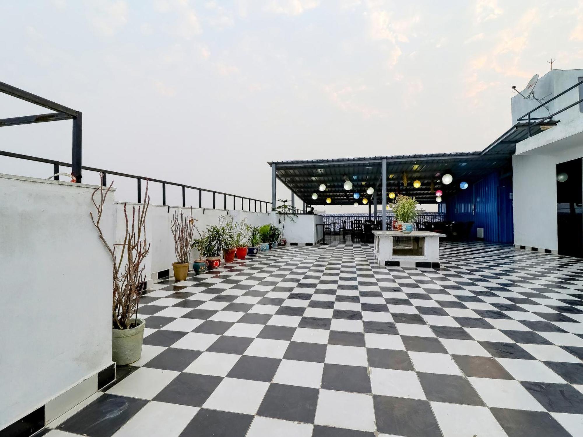 Treebo Rejoice 52 - 3Km From Huda City Metro Station Badshahpur Екстериор снимка
