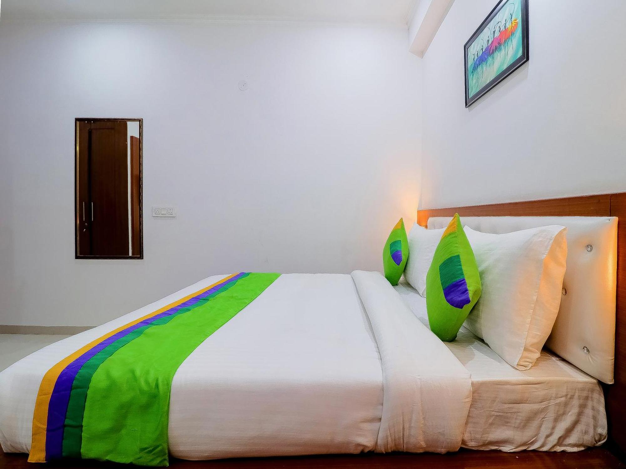 Treebo Rejoice 52 - 3Km From Huda City Metro Station Badshahpur Екстериор снимка